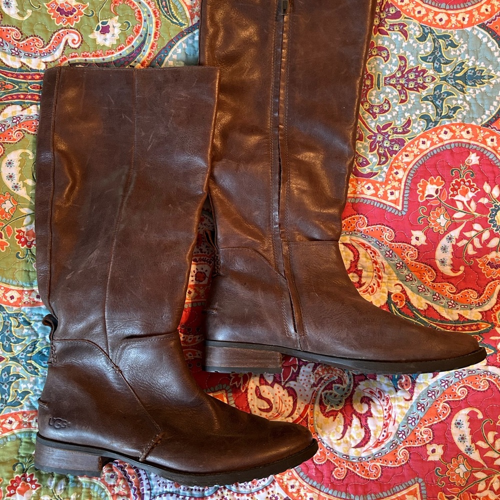 UGG Brown Distressed Leather Boots sz. 9